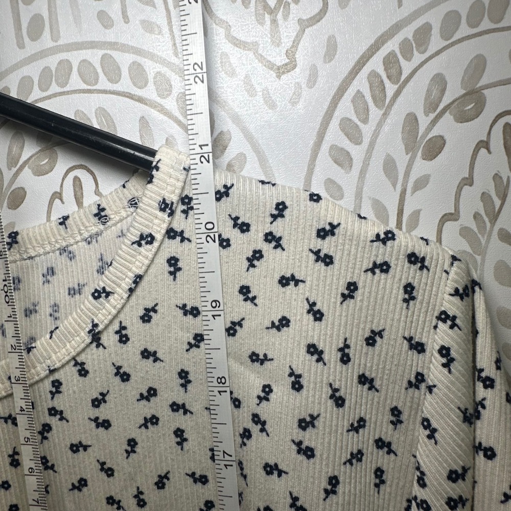 Orange Kiss XL Cream‎ Ditsy Floral Ribbed Side Ruched Short Sleeve Top - Picture 7 of 9